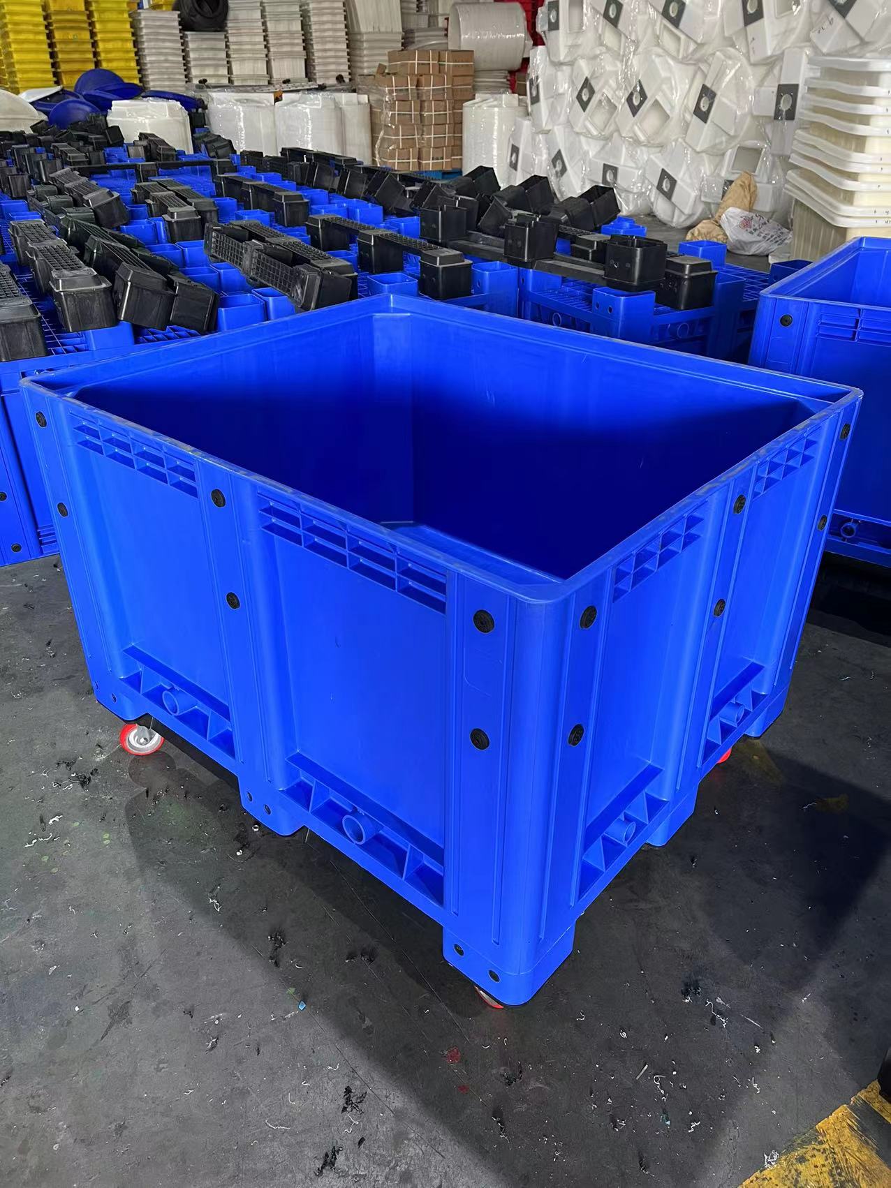 Vysoce odolný HDPE pevný průmyslový velký paletový box plastový kontejner s víkem stohovatelný zasouvací kontejner pro skladování