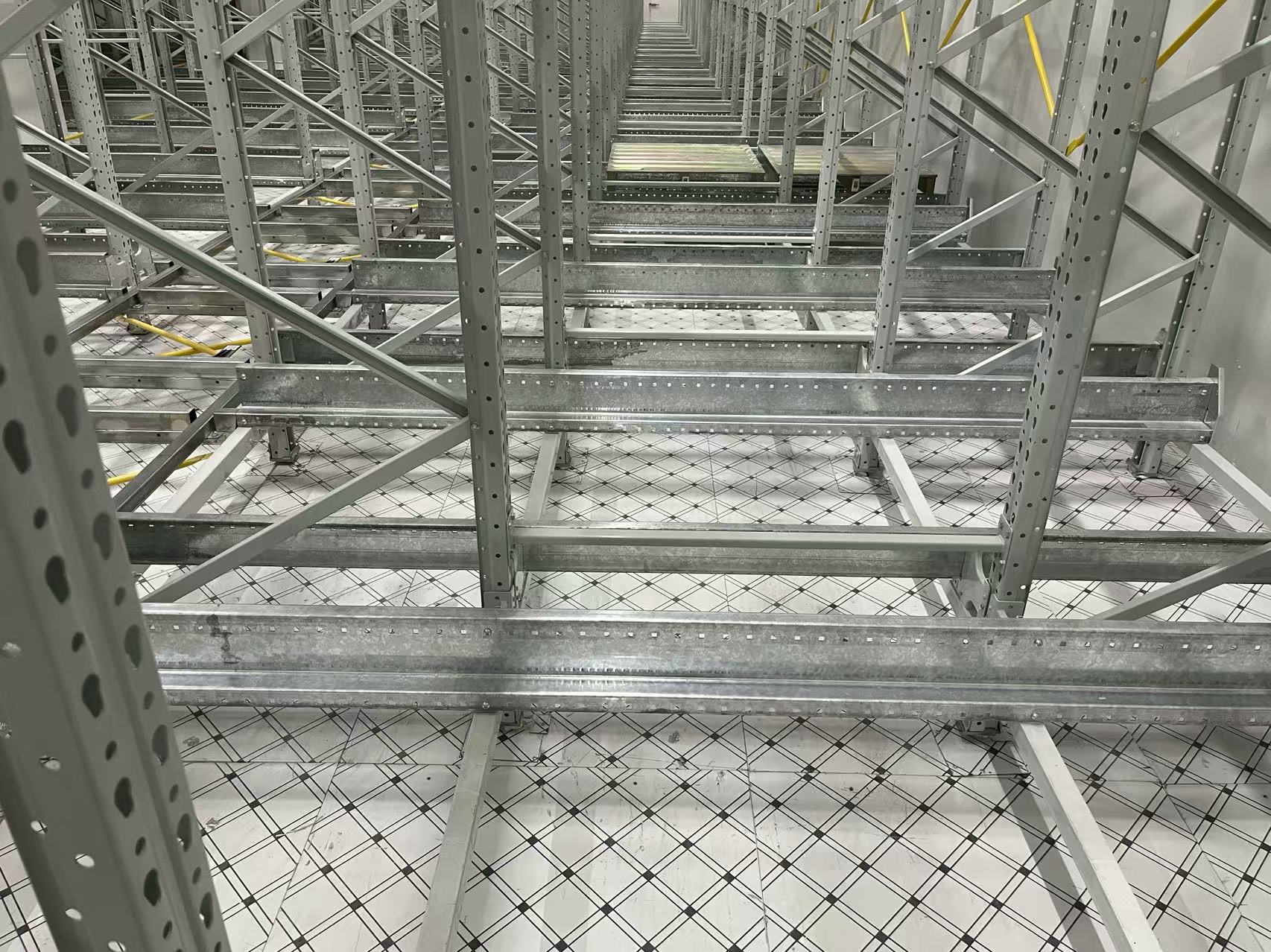 Inteligentní paletové regály Kaku ASRS, automatizovaný systém pro vyzvedávání a vyzvedávání palet v 6 vrstvách, pozinkovaná ocelová konstrukce, nosnost 1300 kg/paleta