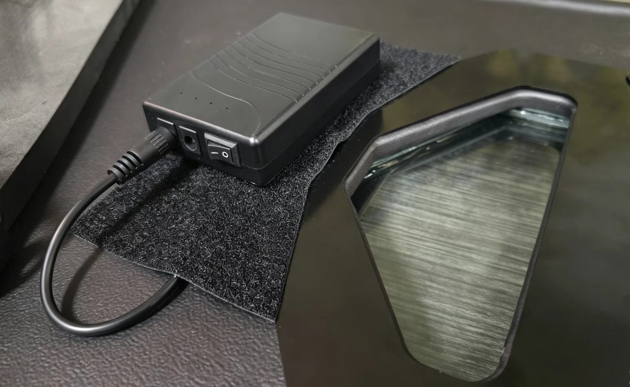 Ruční taktický balistický štít s průzorem a LED stroboskopickým světlem, suchý zip a poutko pro ochranu při bezpečnostních hlídkách